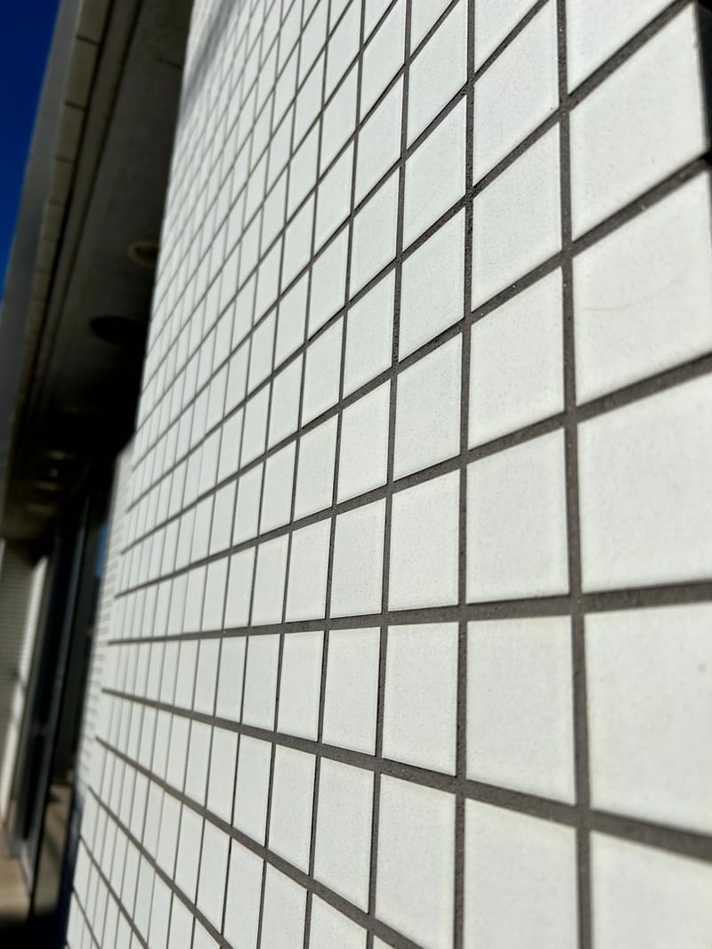 大規模修繕工事における白系タイル外壁の近接ディテール